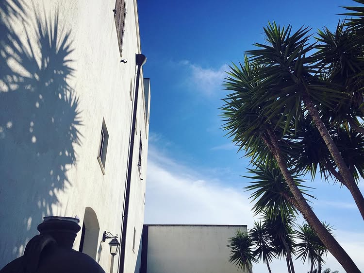 Le imponenti mura di tufo della masseria