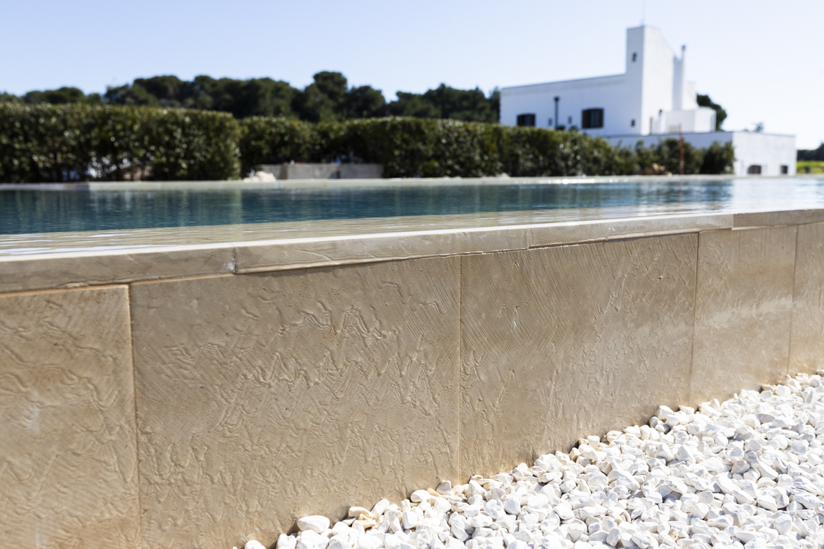 Una piscina a sfioro rettangolare