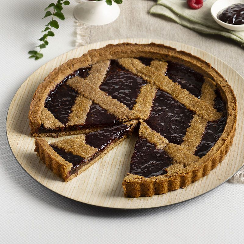 Una crostata servita a colazione