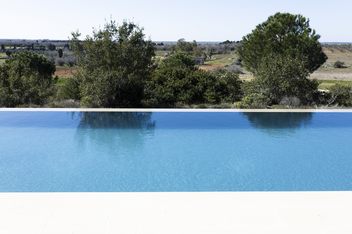 Una piscina con un bordo di vetro, creando un effetto visivo sorprendente.