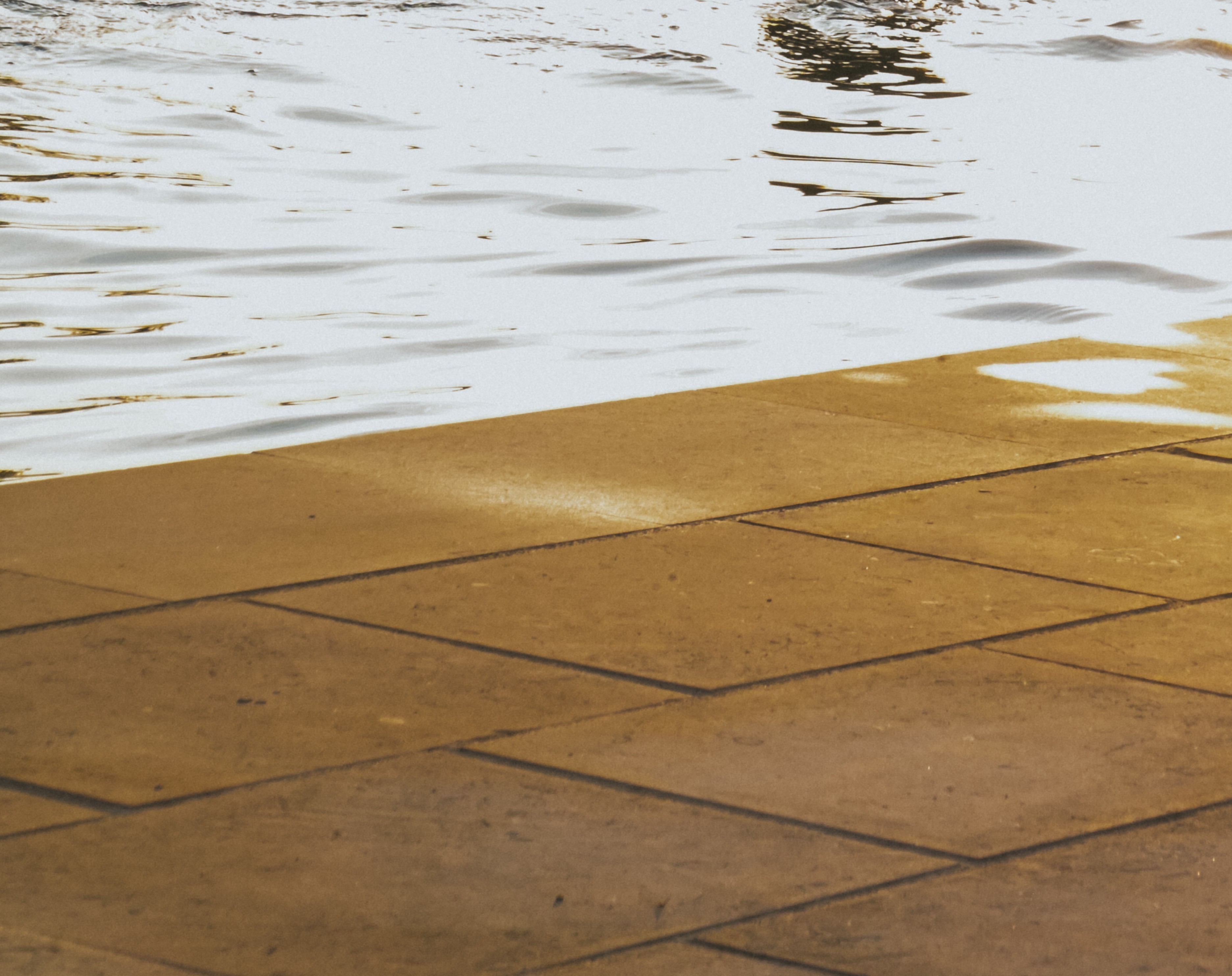 Una piscina con un bordo di vetro, creando un effetto visivo sorprendente.